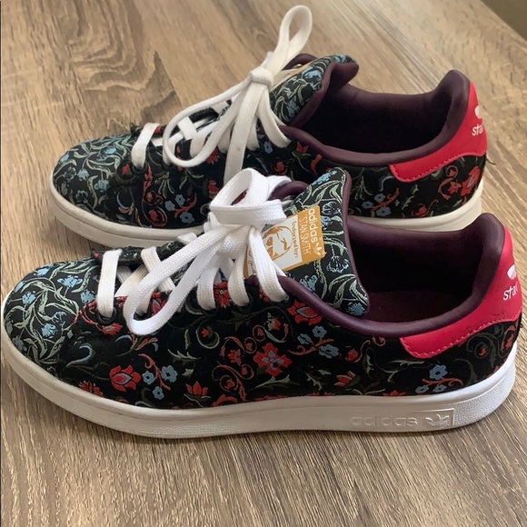 stan smith black flowers